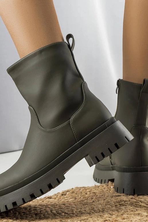 Žalios spalvos izoliuoti batai Basil