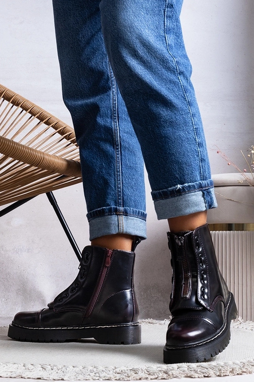 Bordo spalvos izoliuoti trapper batai... Bordo spalvos izoliuoti trapper batai...