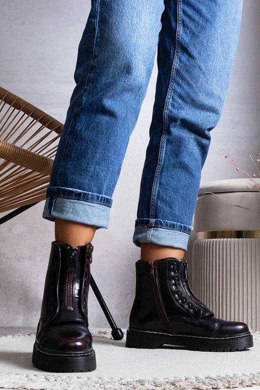 Bordo spalvos izoliuoti trapper batai... Bordo spalvos izoliuoti trapper batai...