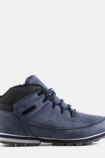 Juodi žieminiai žygio batai...