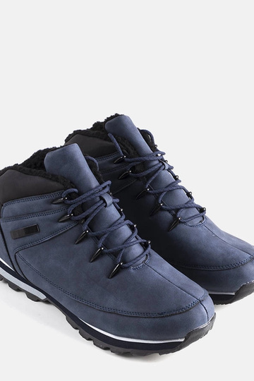 Juodi žieminiai žygio batai... 2