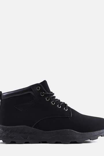 Juodi Tristen izoliuoti batai