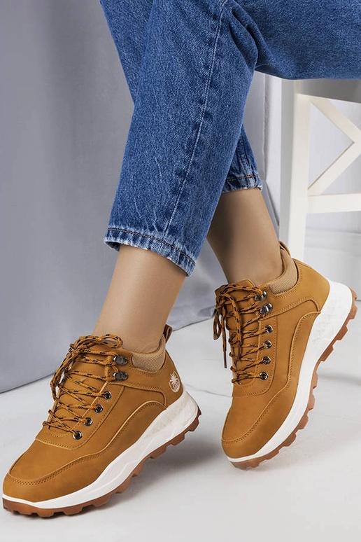 Rudos spalvos izoliuoti moteriški...