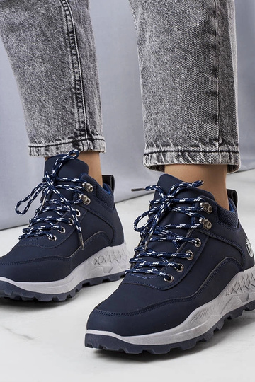 Tamsiai mėlynos spalvos...