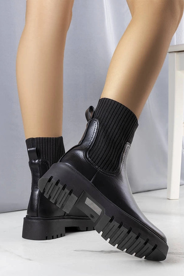 Juodi izoliuoti kulkšnies...