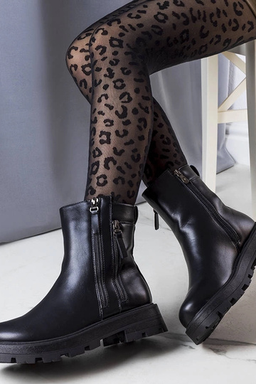 Juodi izoliuoti batai Ferry