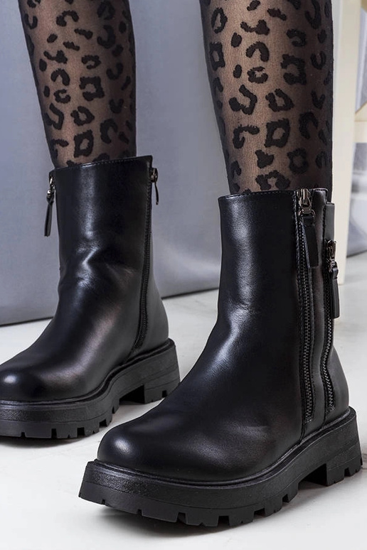 Juodi izoliuoti batai Ferry