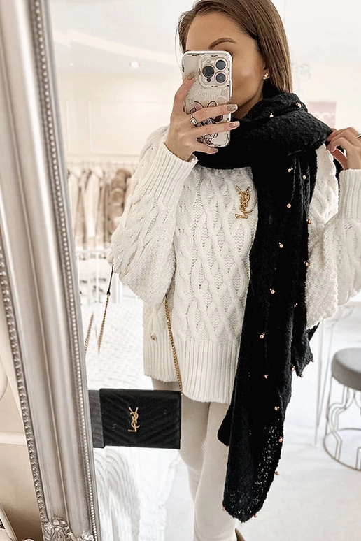 Yvonne skara su juodais karoliukais Yvonne skara su juodais karoliukais