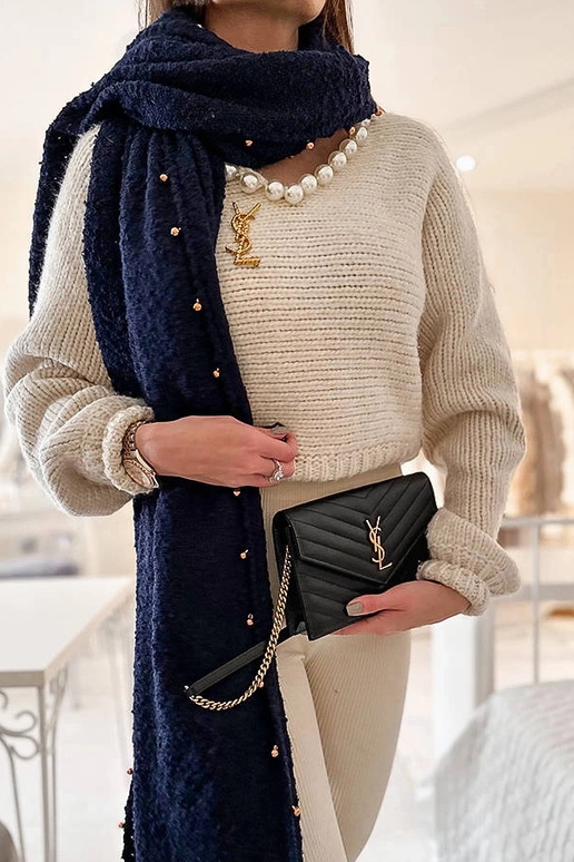 Tamsiai mėlyna skara su aukso... Tamsiai mėlyna skara su aukso...