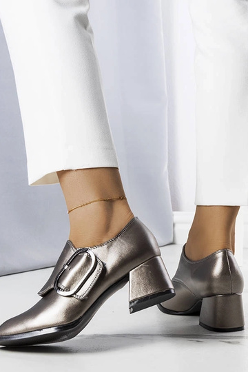 Ailani pilkos spalvos... 2