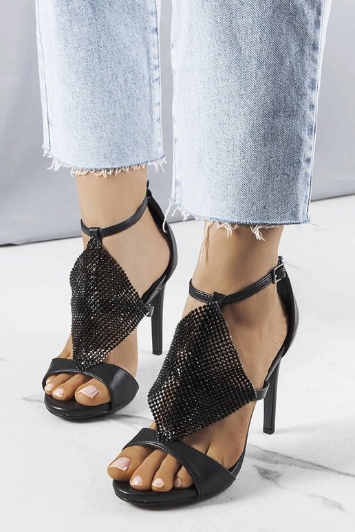 Juodos elegantiškos aukštakulnės...