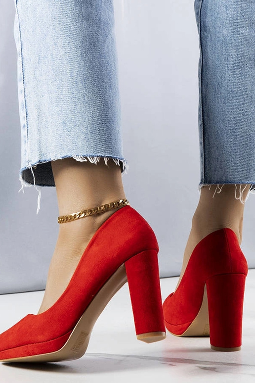 Raudonos spalvos pompos su blokiniu...