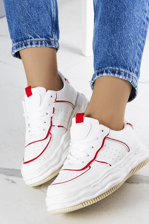 Balti sportbačiai su raudonais... Balti sportbačiai su raudonais...