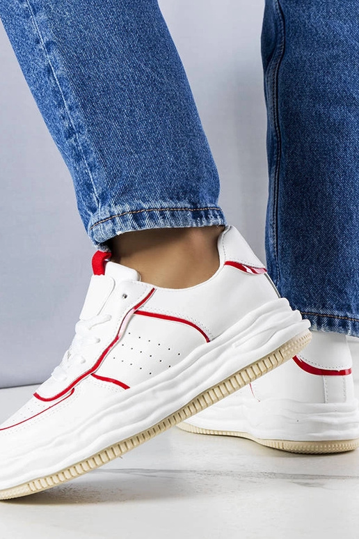 Balti sportbačiai su raudonais... Balti sportbačiai su raudonais...