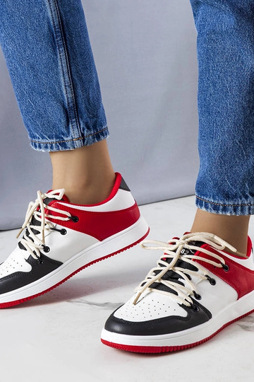 Balti sportiniai bateliai...