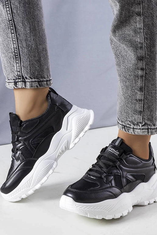 Juodi sportbačiai su masyviu Lorene padu