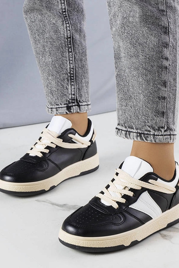 Juodi moteriški sportbačiai...