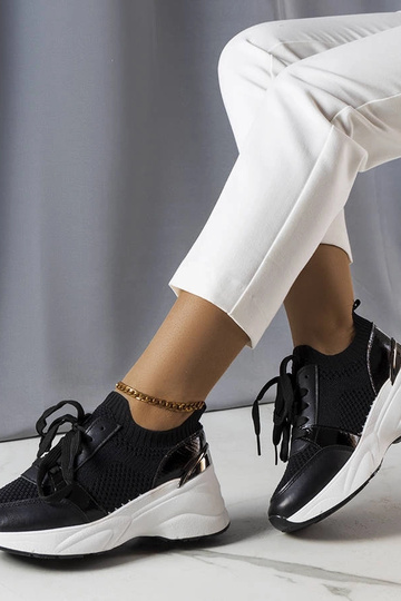 Pilki sportiniai bateliai...