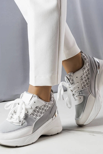 Rožiniai bateliai ant...