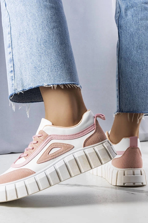 Balti sportiniai bateliai papuošti...