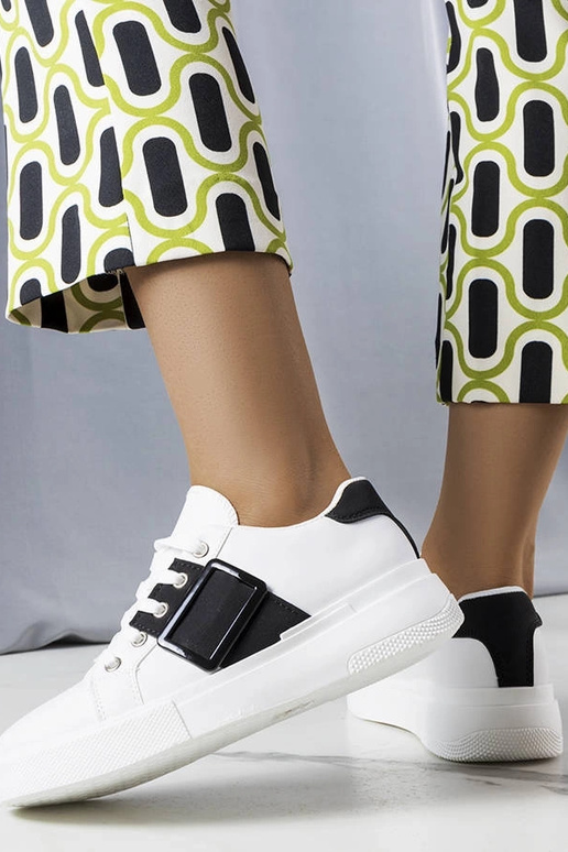 Balti sportbačiai, dekoruoti juoda... Balti sportbačiai, dekoruoti juoda...