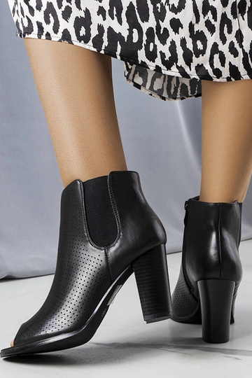 Juodi ažūriniai batai su... 2
