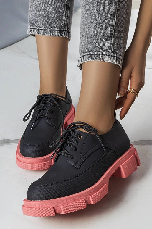 Juodi pusbačiai su masyviu Kay padu