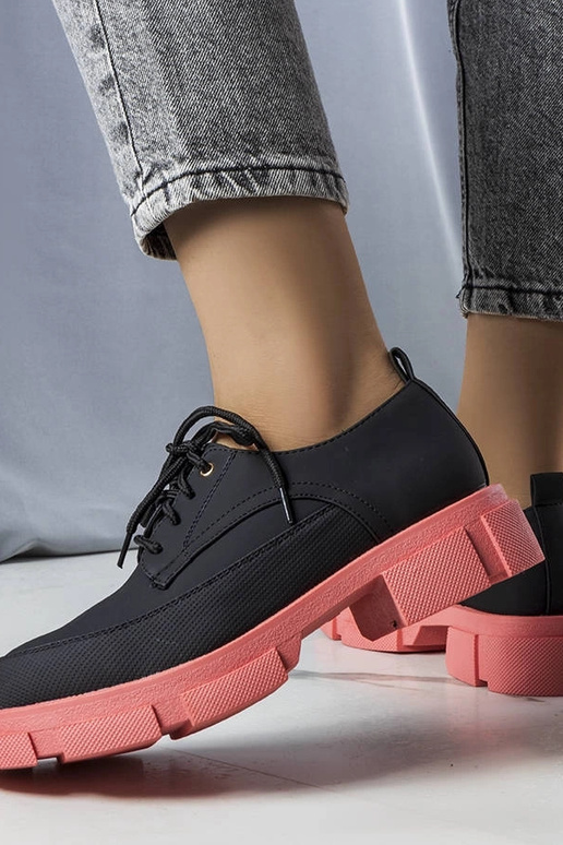 Juodi pusbačiai su masyviu Kay padu