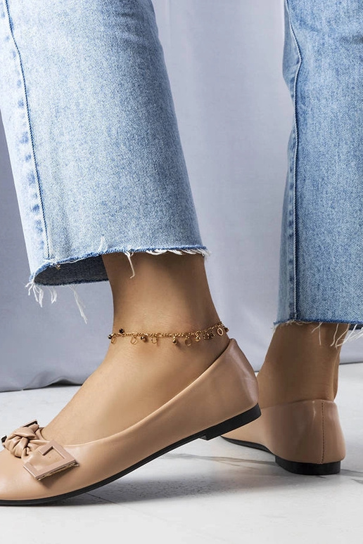 Smėlio spalvos baleto buteliai su...