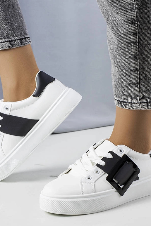 Balti sportbačiai, dekoruoti juoda...