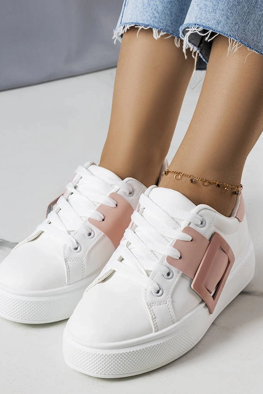 Balti sportbačiai, dekoruoti rožine...