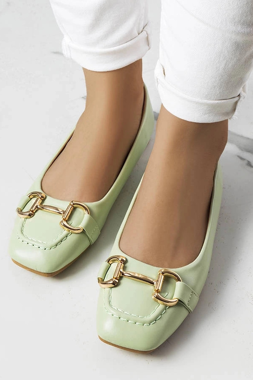 Balti sportiniai bateliai ant...