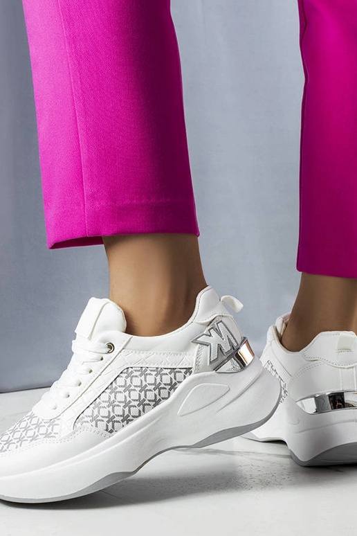 Balti sportbačiai su Margie monograma