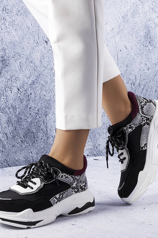 Juodi sportbačiai dekoruoti Savard...