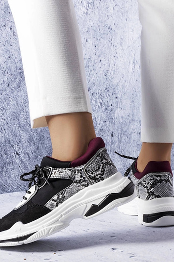 Juodi sportbačiai dekoruoti... 2