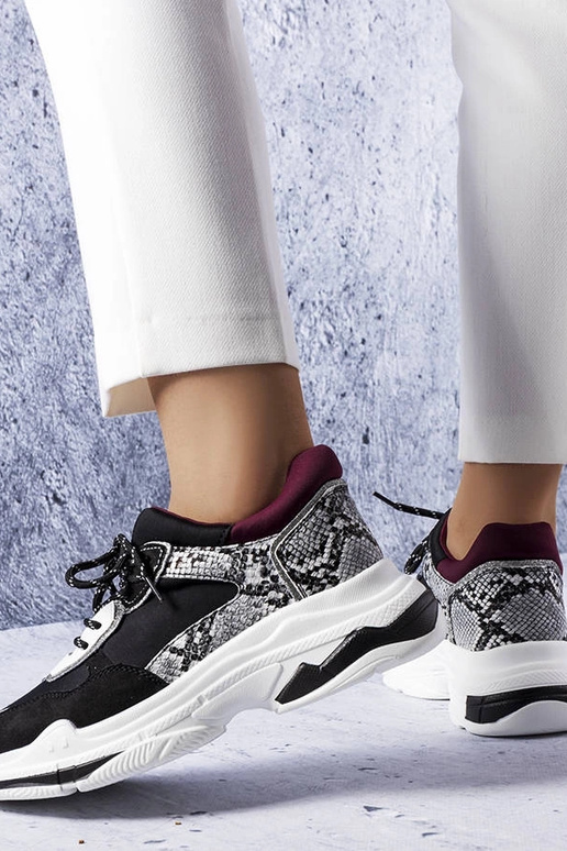 Juodi sportbačiai dekoruoti Savard...