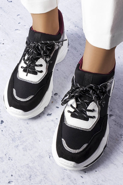 Juodi sportbačiai dekoruoti Savard...