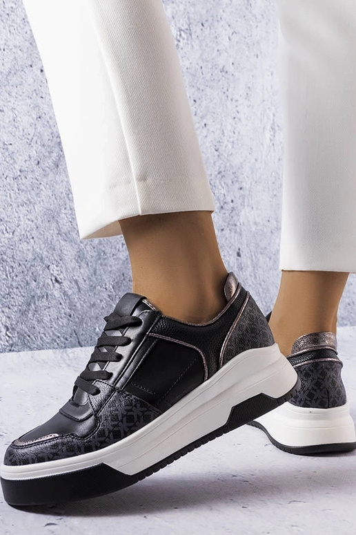 Juodi sportbačiai, dekoruoti...