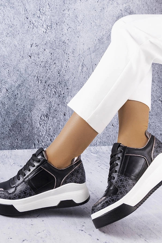 Juodi sportbačiai, dekoruoti...