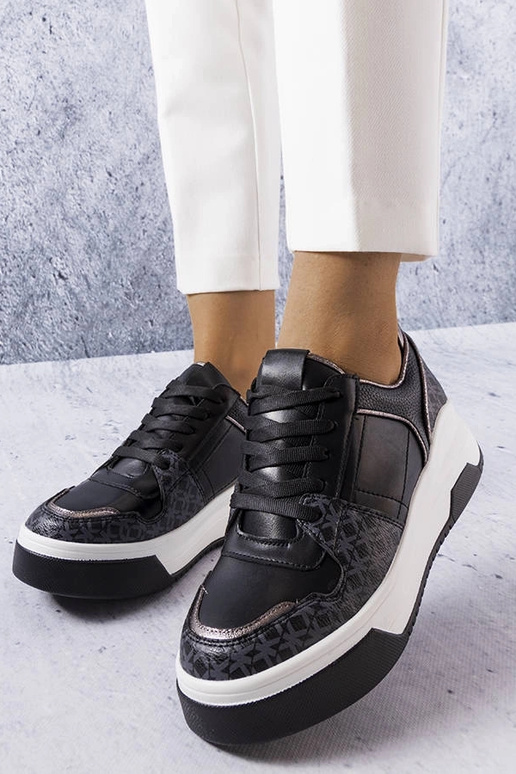 Juodi sportbačiai, dekoruoti...