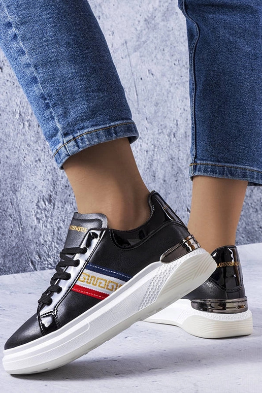 Juodi batai su lakinės odos įdėklais...