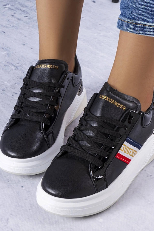 Juodi batai su lakinės odos įdėklais...