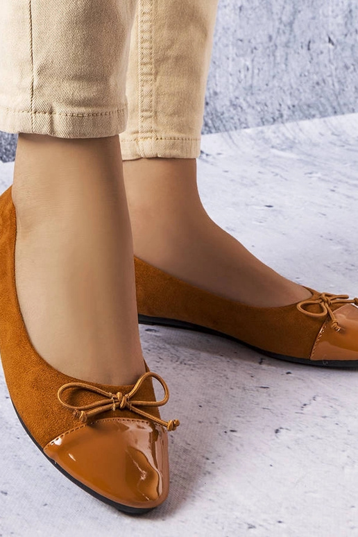 Rudas lakuotas pirštas baleto butas... Rudas lakuotas pirštas baleto butas...