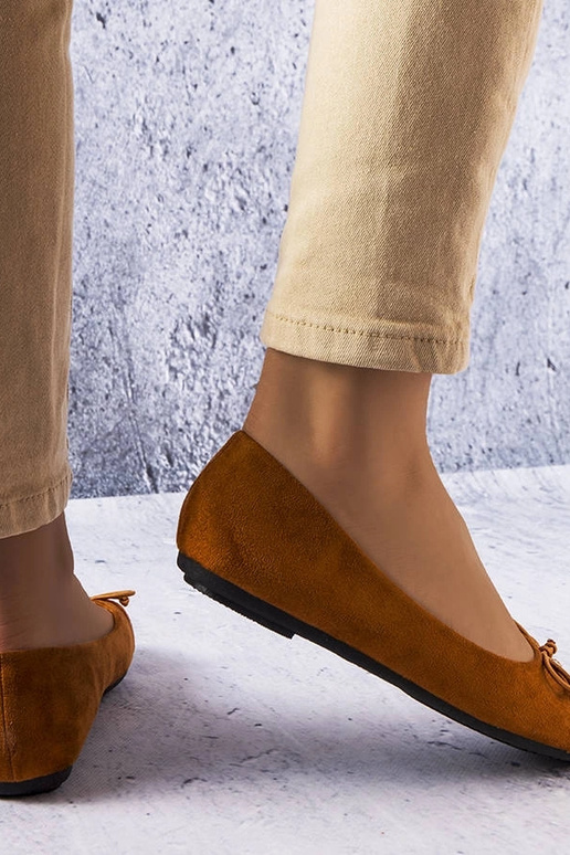 Rudas lakuotas pirštas baleto butas... Rudas lakuotas pirštas baleto butas...