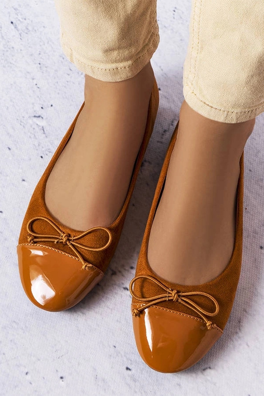 Rudas lakuotas pirštas baleto butas... Rudas lakuotas pirštas baleto butas...