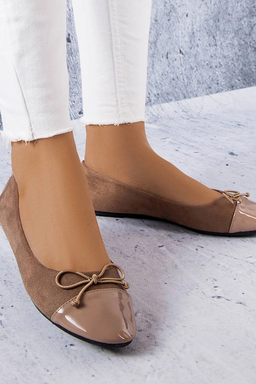 Rudas lakuotas pirštas baleto butas... Rudas lakuotas pirštas baleto butas...