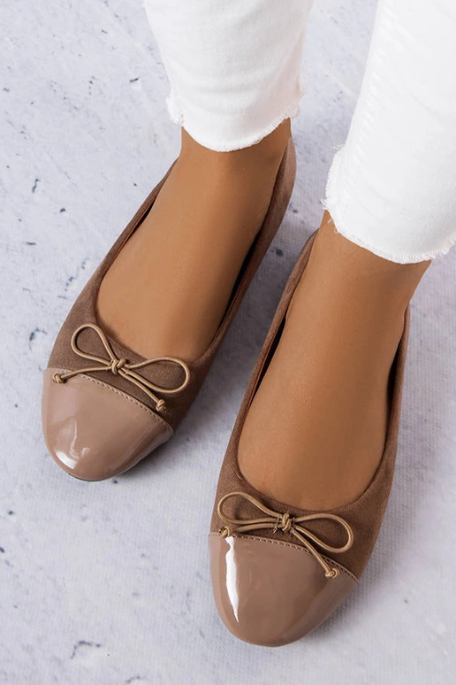 Rudas lakuotas pirštas baleto butas... Rudas lakuotas pirštas baleto butas...