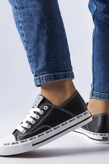 Juodi ažūriniai sportbačiai... 2