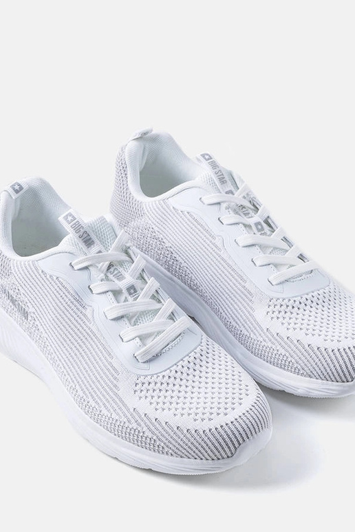 Juodi bateliai ant platformos,...