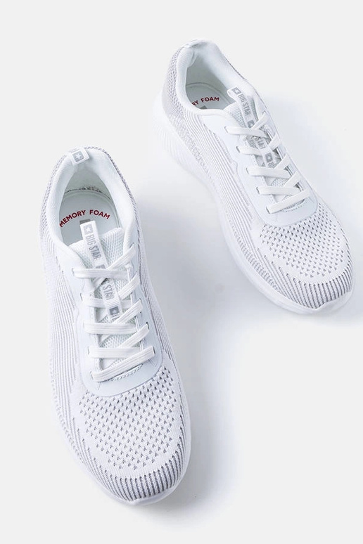 Juodi bateliai ant platformos,...